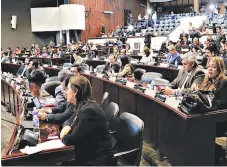  ??  ?? Un total de 640 mujeres aspiran a ocupar una de las 128 curules en el Congreso Nacional.