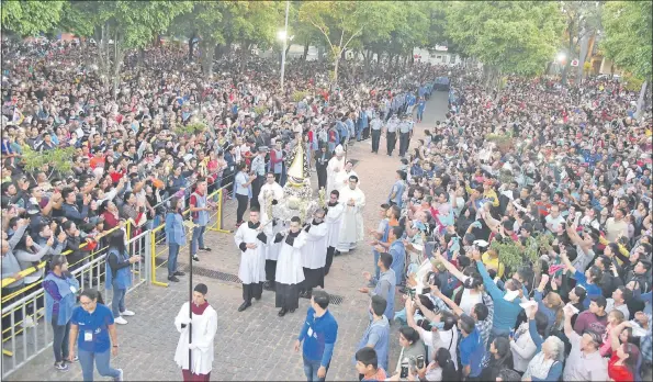  ??  ?? Exactament­e a las 6:00 de la mañana comenzó la misa en Caacupé, con la procesión de la imagen de la Virgen entre la multitud que copó la plaza.