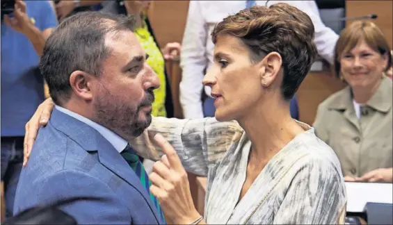  ?? / PABLO LASAOSA ?? María Chivite felicita a Unai Hualde tras su elección como presidente del Parlamento navarro, ayer en Pamplona.