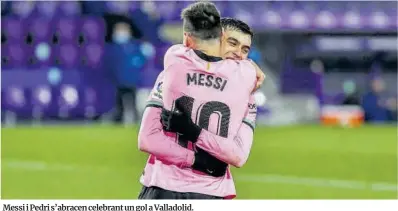  ?? AFP Jordi Cotrina ?? Messi i Pedri s’abracen celebrant un gol a Valladolid.