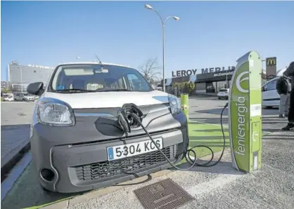  ?? Foto: Mikel Saiz ?? Un vehículo recarga su alimentaci­ón eléctrica en el parque comercial Galaria, en Pamplona.