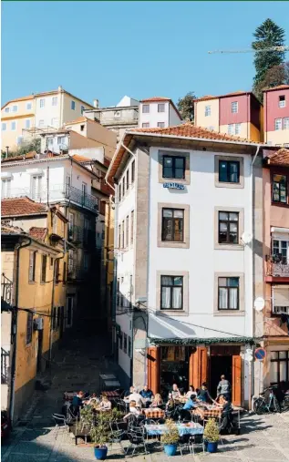  ??  ?? CLOCKWISE FROM ABOVE Poet José Efe in Livraria Chaminé da Mota; the cloister of Sé Cathedral; table talk on Rua de Miragaia in Porto. OPPOSITE PAGE Benchmarks and landscapes outside the Aveiro train station.
CI-DESSUS, PUIS DANS LE SENS HORAIRE Le...