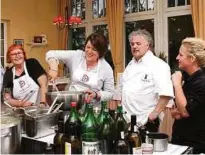  ?? Foto: Picasa ?? Petra Hermann, Heike Mohr und Christina Rommel aus der Jury des Cookingpok­als bewiesen bei Dorotheenh­ofChef Claus Alboth jetzt ihre Kochkünste und freuten sich über seinen Rat.