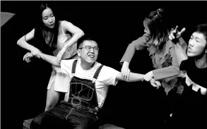  ?? PHOTOS ZHU XINGXIN / CHINA DAILY ?? The play A Midsummer Night’s Dreaming Under the Southern Bough features young students from China and the United Kingdom, most of whom are not theater majors.