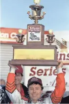  ?? ASSOCIATED PRESS ?? Alan Kulwicki holds the Winston Cup championsh­ip trophy aloft on Nov. 16, 1992.