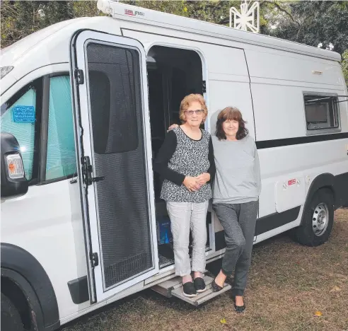  ?? Picture: JUSTIN BRIERTY ?? SEEING THE SIGHTS: Sisters Theresa Perotti (Tasmania) and Lynette Deane (NSW), at the Gordonvale Rest Area with their motor van, have been touring Far North Queensland.