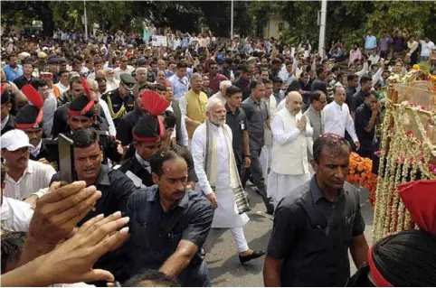  ??  ?? Indian Prime Minister Narendra Modi (C) and Bhartiya Janata Party (BJP) President Amit Shah (R) pay tribute during the funeral of former Indian prime minister Atal Bihari Vajpayee in New Delhi on August 17, 2018.