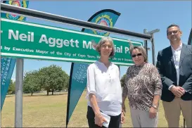  ?? Picture: BRUCE SUTHERLAND ?? HONOURED: The late labour activist Dr Neil Aggett had a park named after him by the City in honour of his legacy. On the Left is his sister-in-law Mavis Aggett, with mayor Patricia de Lille and his nephew David Aggett.