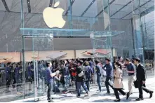  ?? [AP PHOTO] ?? Apple employees cheer at the door as they escort first customers in line for the release and sale start of the new Apple iPhone SE at an Apple shop in Tokyo.