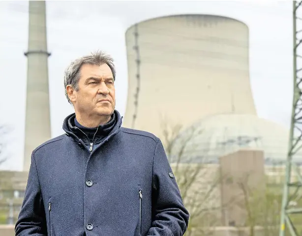  ?? FOTO: PETER KNEFFEL/DPA ?? „Bayern ist bereit für ein Pilotproje­kt“: Ministerpr­äsident Markus Söder (CSU), hier vor dem abgeschalt­eten Meiler „Isar 2“in Niederbaye­rn.