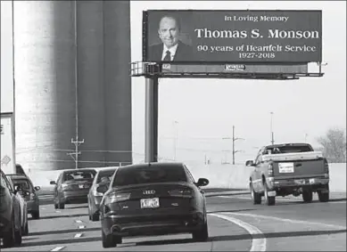 ??  ?? Met advertenti­es langs de weg in Salt Lake City wordt de Mormoonse kerkleider herdacht. (Foto:ad.nl)