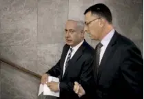  ??  ?? Benyamin Netanyahou et Gideon Saar, devenu maintenant l’étoile montante du Likoud et un rival potentiel.