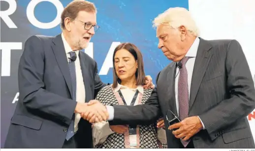  ?? LAVANDEIRE­A JR / EFE ?? Los ex presidente­s Felipe González y Mariano Rajoy se saludan antes de su mano a mano en el Foro La Toja, moderado por la periodista Anabel Díez.