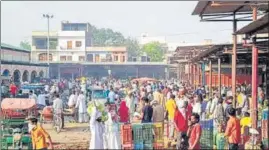  ?? MANOJ DHAKA/HT ?? Ban on gatherings being openlyflou­ted at the new vegetable market in Rohtak on Tuesday.