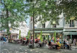  ??  ?? Avec ses terrasses ensoleillé­es et son ambiance village, la rue Paul-Albert est à l’image d’un XVIIIe arrondisse­ment en pleine mutation.