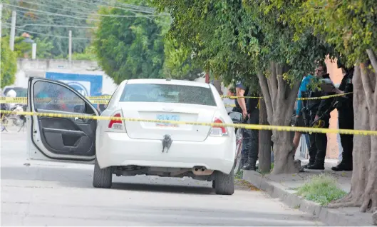  ?? FOTO: EL SOL DEL BAJÍO ?? El automóvil
blanco, donde fue ejecutado el elemento de la GN./