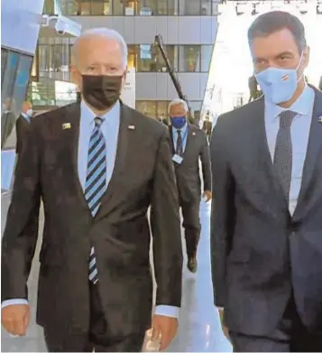  ?? // POOL ?? Sánchez se dirige a Biden en la sede de la OTAN en Bruselas