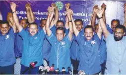  ??  ?? Subramania­m (centre) with some of the MIC candidates after the announceme­nt at the MIC headquarte­rs in Kuala Lumpur yesterday.