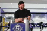  ?? Karen Warren / Houston Chronicle ?? Jeff Bagwell holds court at Bush Interconti­nental Airport on Wednesday before flying to New York.