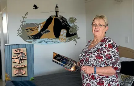  ?? PHOTO: MURRAY WILSON/FAIRFAX NZ ?? Alpha Motor Inn owner Brenda Malan with an artwork by a UCOL student. Inset: The Falling Waters sculpture.