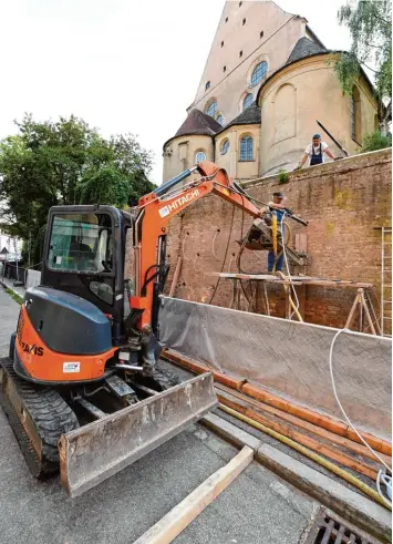  ?? Foto: Silvio Wyszengrad ?? An der historisch­en Stützmauer unterhalb der Dominikane­rkirche am Lechkanal werden jetzt riesige Nägel ins Erdreich gebohrt. Sie sollen das Mauerwerk sichern.