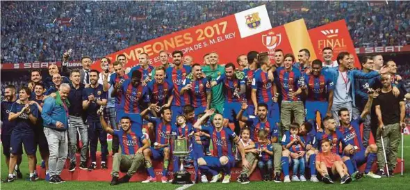  ?? REUTERS PIC ?? Barcelona players and officials celebrate after winning the King’s Cup on Saturday.
