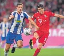  ?? CHRISTOF STACHE / AFP ?? Fuerza. Niklas Stark, del Herta (izquierda), pelea el balón con Robert Lewandowsk­i.