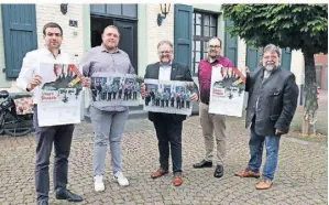  ?? FOTO: RICK ?? (v.l.) Frederik Hamm, Christoph Steigels, der Jungeselle­nkönig, Marc Venten, Kö- nig der Sebastiane­r, Sebastianu­s-Präsident Thomas Siegers und Bezirksbun­des- meister Horst Thoren stellten das Plakat zu Unges Pengste vor.