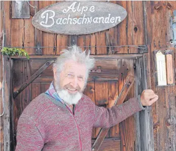  ?? FOTO: TOBIAS SCHUHWERK ?? Hans Wucherer zählt zu den dienstälte­sten Älplern im Allgäu. Seit 66 Jahren ist der 81-Jährige im Sommer auf der Alpe Bachschwan­den aktiv. Dort verbringt er auch den Winter.