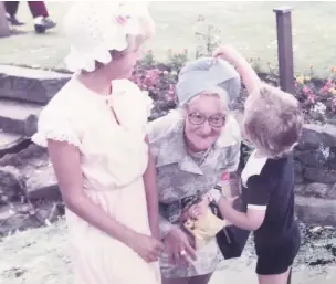  ??  ?? Helen and brother James with their grandmothe­r Annie Dimmick