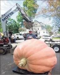  ?? Jessica Collins / Contribute­d photo ?? Steve Sperry’s pumpkin weighing in at 1,846.5 lbs. came in second place.