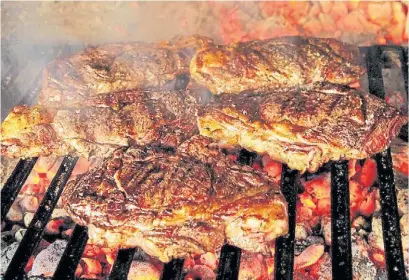  ?? ARCHIVO ?? Toda la carne al asador. Los locales ofrecen descuentos especiales hasta el cierre de la votación.