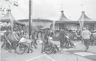  ?? Annie Mulligan photos ?? Each patient is paired with a staff member who ensures the patient completes therapy goals such as maneuverin­g through crowds, wheelchair propulsion or simply sitting for several hours.