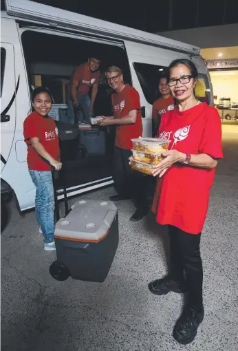  ?? Picture: STEWART McLEAN ?? Rosies volunteers Regina Retubado, Ruben Veniegas, Werner Rossbach, Baz Veniegas and Josefina Canada load their van before heading out to give food to the homeless.