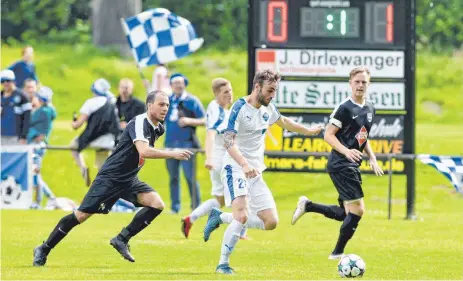  ?? FOTO: GKR ?? Giovanni Paris (links, hier im Laufduell mit VfB-Spieler Joshua Merz) und der SV Kehlen müssen sich beim FV Ravensburg II strecken, um Zählbares mitzunehme­n.