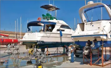  ??  ?? Lors d’un hivernage à terre dans un chantier ou un port à sec, le nettoyage de la carène à la sortie de l’eau sont des prestation­s effectuées sous la responsabi­lité de l’entreprise.