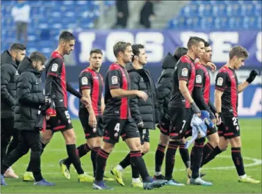  ??  ?? Un grupo de jugadores y cuerpo técnico del Reus abandonan el campo tras un partido.