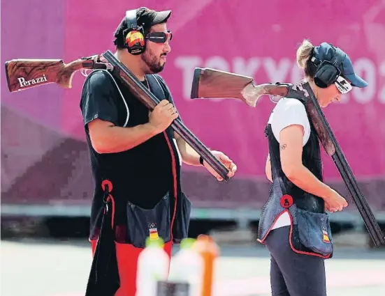  ??  ?? Alberto Fernández y Fátima Gálvez, ayer durante la final de foso mixto en el Asaka Shooting Range