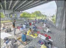  ?? PRATIK CHORGE/HT ?? Migrant workers, who were unable to return to their states, rest under the flyover next to the railway track near Lokmanya Tilak Terminus in Mumbai on Monday.