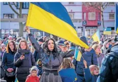 ?? FOTO: BECKERBRED­EL ?? Viele Demonstran­ten hatten am Samstag ukrainisch­e Fahnen mitgebrach­t. Sie sind vor dem Krieg ins Saarland geflüchtet.