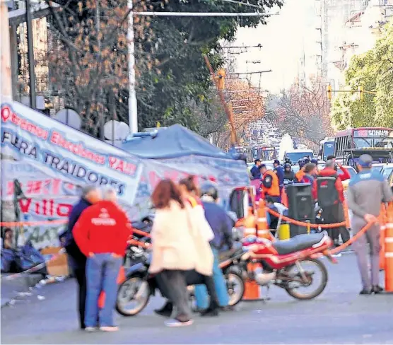  ?? (ANTONIO CARRIZO) ?? En retirada. Frente a la sede de la UTA, en el Centro cordobés, quedaban ayer los restos de nueve días de tensión en Córdoba.