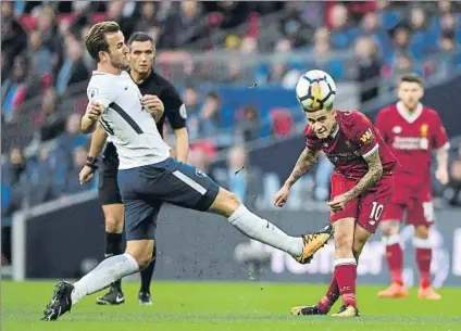  ?? FOTO: GETTY IMAGES ?? Kane marcó dos goles y dio una asistencia Aquí, en una jugada junto a Coutinho, discreto salvo en un par de acciones