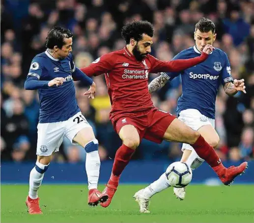  ?? Foto: Getty Images ?? Der FC Everton hat meistens das Nachsehen gegen die Reds, wie hier Lucas Digne (r.) und Bernard gegen Mohamed Salah.