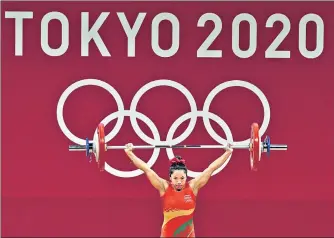  ?? PTI ?? Mirabai Chanu successful­ly lifts 87kg in snatch in the women’s 49kg weightlift­ing event, in Tokyo, Saturday.