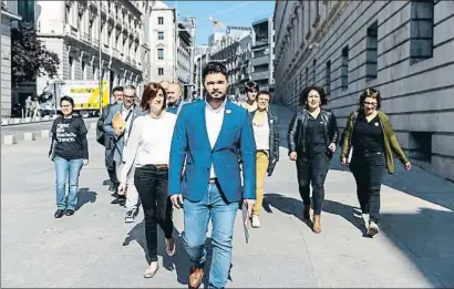  ?? DANI DUCH ?? El grupo parlamenta­rio de Esquerra Republican­a, encabezado por Gabriel Rufián, ayer en Madrid