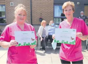  ??  ?? In the pink Linda Skinner and Liz McFarlane with their certificat­es