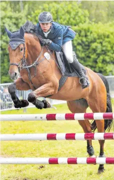  ?? ARCHIV-FOTO: THOMAS WARNACK ?? Matthias Eberhard (RFV Herberting­en) startet mit der Mannschaft des Titelverte­idigers, dem DVAG-Team am Mittwoch in Herberting­en beim Nationenpr­eis-Turnier.