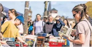  ?? ?? Lina Beckedahl blättert in einem Salamander Comic. Die nächste Büchermeil­e findet im August statt.