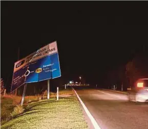  ?? PIC BY MOHD SYAFIQ RIDZUAN AMBAK ?? The damaged road sign in Jalan Kampung Raja, Kampung Che Salamah, Besut.