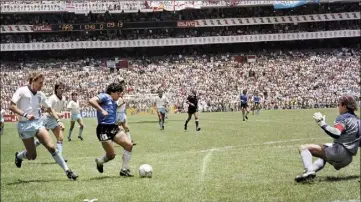  ?? (Photos Maxppp et DR) ?? 22 juin 1986 (Argentine-Angleterre, quart de finale du Mondial au Mexique) : Maradona marque deux buts mythiques. La main de Dieu puis le plus beau but du XXe siècle (ci-dessus). Un chef-d’oeuvre.